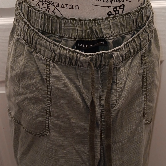 Plus size Lane Bryant cropped wide leg cargo pants sz 16P - Picture 3 of 3